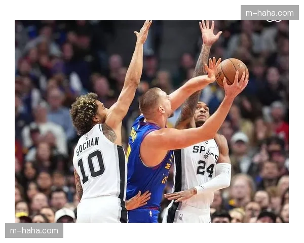 马刺团队篮球8人得分上双 面对76人残阵展现深度轮换优势 马刺团队篮球8人得分上双 面对76人残阵展现深度轮换优势