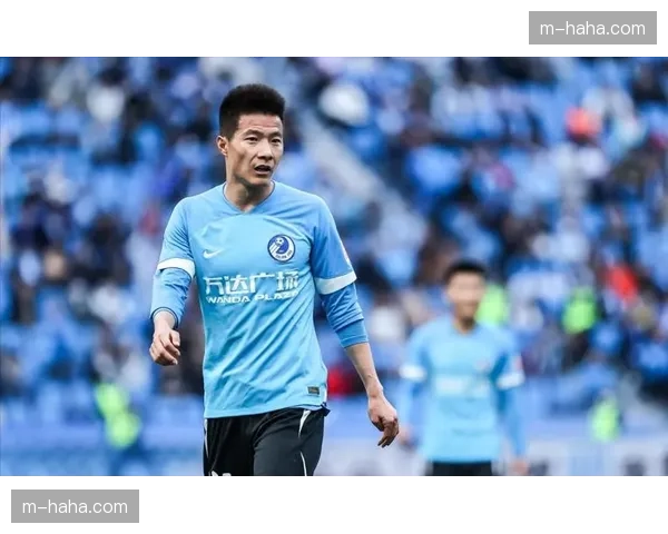 吕鹏三十七岁跑动迟缓 大连老将中场控制力明显下降 吕鹏三十七岁跑动迟缓 大连老将中场控制力明显下降