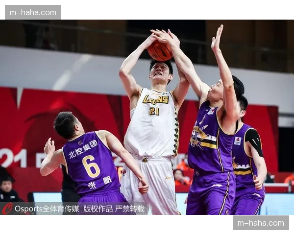 浙江胡金秋低位单打，吸引包夹分球外线空位三分